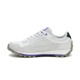Championes de diseño retro inspirados en los años 80 y 90, modelo Trigen Mesh de Caterpillar. Confeccionados en ante, microfibra y malla, presentan una combinación de colores gris, blanco y detalles en violeta y negro. Cuentan con suela de goma resistente y entresuela de EVA ligera.