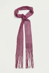 Pañuelo tipo corbatín de tejido fino con acabado brillante metalizado, color fucsia, con terminaciones en flecos largos.
