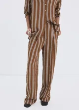 Pantalón tiro medio de corte recto con diseño estampado a rayas, detalle de pinzas, bolsillos laterales y cierre oculto con ganchos y cremallera.
