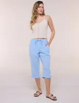 Pantalón capri de algodón a rayas verticales en tonos azul, celeste y blanco, con cintura elastizada, cordón de ajuste frontal y bolsillos aplicados.