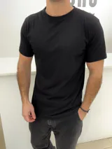 Remera básica de manga corta y cuello redondo, color negro, de corte clásico y ajuste cómodo.