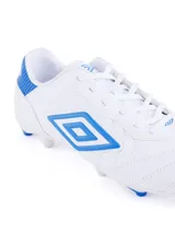Championes de fútbol Umbro modelo Touch FG, color negro con detalles en turquesa. Presentan el logo de la marca en el lateral y suela con tapones para terreno firme.