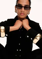 Chaqueta corta de cuero bovino con diseño recto, cuello camisero, cierre frontal con botones y dos bolsillos de parche con solapa en la parte delantera.