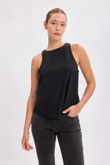 Musculosa negra con cuello redondo y sisas amplias.