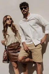 Bermuda lisa de corte clásico, con bolsillos laterales y traseros.