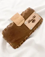 Funda para lentes de cuero marrón con cierre con broche y detalle de costuras a la vista.