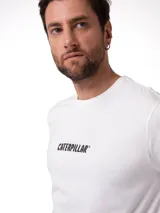 Remera Caterpillar de color blanco, de manga corta y cuello redondo, con el logo estampado en el pecho.