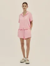 Shorts cortos de lino y lyocell color rosado, con bolsillos laterales y pretina con elástico.