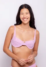 Top de bikini negro con textura animal print, breteles ajustables y gancho en la espalda.