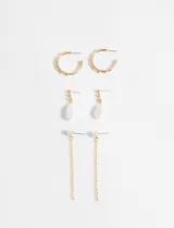 Set de tres pares de aros dorados con detalles de perlas. Incluye un par de aros tipo argolla, un par con dije de perla colgante y un par con cadena colgante.