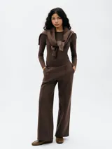 Camiseta de manga larga ajustada al cuerpo, color blanco, con cuello redondo.