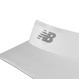 Visera deportiva New Balance color blanco con logo de la marca en gris.