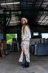 Pollera larga de cuero color blanco, con diseño tejido artesanal y forro de lino.