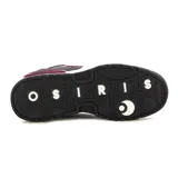 Zapatillas casuales Osiris modelo Reino, de color azul marino con detalles en bordó y suela blanca y negra.