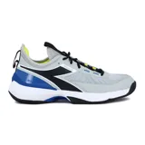 Championes deportivos Diadora Finale AG, color gris con detalles en azul, negro y amarillo flúor.