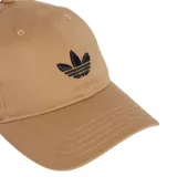 Gorra de béisbol color beige con logo Adidas Trefoil bordado en negro en el frente.