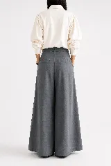 Pantalón wide leg de lino natural, color gris oscuro, de tiro alto con pinzas en la parte delantera y bolsillos laterales.