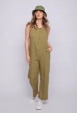 Mono color verde oliva, sin mangas, con botones frontales y bolsillos laterales.
