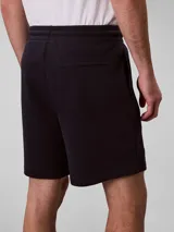 Short de tejido waffle color azul marino, con cintura elástica y cordones ajustables, de talle medio y corte relajado.