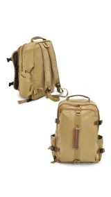 Mochila de tela canvas color beige con detalles en símil cuero marrón. Tiene presillas y broches plásticos para ajustar, bolsillo frontal con cierre, repartición interna para laptop, bolsillos laterales, correas cortas para usar como bolso de mano y correas regulables para la espalda.