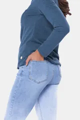 Pantalón jean skinny de tiro alto, color celeste claro, con bolsillos delanteros y traseros, y presillas para cinturón.