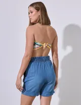 Short blanco de tencel, con pretina ancha elastizada y lazo de ajuste. Presenta bolsillos verticales en la parte delantera.