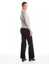Buzo de punto fino color gris, con cuello camisero de gasa integrado decorado con apliques de perlas y brillos. Presenta mangas largas y puños acanalados.