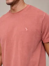 Remera beige de piqué con cuello redondo y logo bordado en blanco.