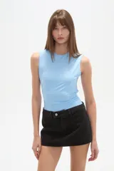 Body de manga corta color celeste, ajustado al cuerpo, con cuello redondo y frunces laterales.