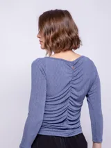 Top negro de manga larga con escote en V y frunces en el frente.