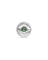 Anillo tipo sello plateado con forma de ojo y cristal facetado verde.