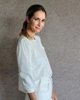 Remera de algodón con cuello redondo y mangas abullonadas de textura diferenciada. Presenta un diseño versátil con cuerpo de algodón y mangas de tussor al tono.