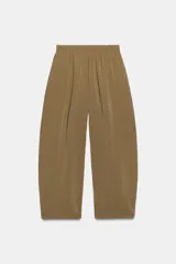 Pantalón fluido confeccionado en mezcla de modal, de tiro medio con cintura elástica ajustable con cordón y bolsillos laterales, en color tostado.
