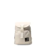Mochila urbana de diseño compacto en color beige, con cierre principal de solapa y hebilla de ajuste. Cuenta con un bolsillo frontal con cierre y parche decorativo con logo de la marca.