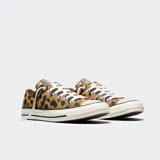 Championes Converse Chuck Taylor All Star OX, corte bajo, con estampado animal print tipo leopardo en tonos marrón y negro, cordones blancos y suela de goma blanca con detalles negros.