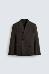 Blazer de corte regular fit confeccionada en tejido con mezcla de lana. Presenta cuello con solapas de pico, cierre frontal de botonadura cruzada, bolsillos con solapa en la cadera y aberturas en la espalda.