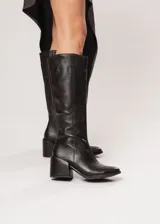 Bota de caña alta negra de cuero con taco cuadrado.