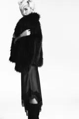 Falda midi de satén color gris oscuro, de corte al bies y bajo asimétrico con detalle de encaje negro. Cierre lateral invisible.