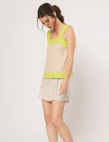 Top fucsia de lino con breteles anchos y diseño de franjas combinadas en rojo.