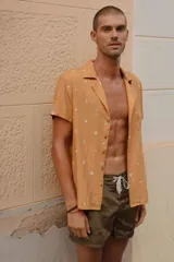 Short de baño verde oliva con cintura fija, bolsillo lateral con cierre y cordón circular bicolor.