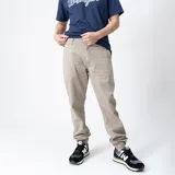 Pantalón utilitario color beige con bajo ajustable, bolsillos laterales y traseros.