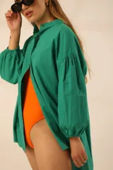 Body color crema de lycra de algodón, con bretel fino y corte asimétrico con abertura en el hombro.