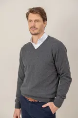 Sweater de cuello en V confeccionado en lana merino, de diseño clásico con puños y ruedo acanalados.