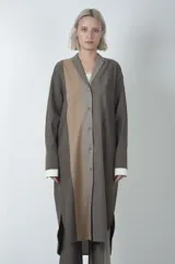 Tapado largo marrón con diseño texturizado, cuello camisero, abotonadura frontal y tajos laterales.