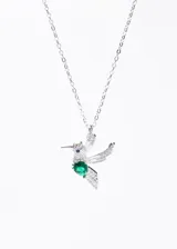 Collar de plata 925 con dije en forma de colibrí incrustado de zirconias y una piedra verde en el pecho.