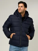 Campera puffer azul marino con diseño acolchado, capucha ajustable, cierre frontal de cremallera y bolsillos laterales con cierre. Presenta logo bordado en el pecho de Tommy Hilfiger.
