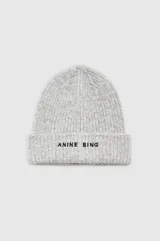 Gorro beanie de lana gris con diseño de punto acanalado, vuelta y el logotipo de la marca bordado en negro en el frente.