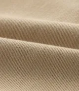 Bermuda cargo de sarga color beige, con bolsillos laterales utilitarios, cierre de cremallera y botón.