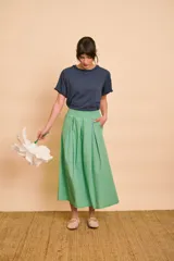 Pollera midi verde con estampa a cuadros, tiro alto con cintura ancha y pinzas frontales.