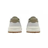 Championes Lacoste modelo Elite Active Evo, de diseño deportivo con paneles de nylon acolchado y refuerzos de gamuza en tono gris claro. Presenta suela de goma con relieve y logo de la marca en el lateral.